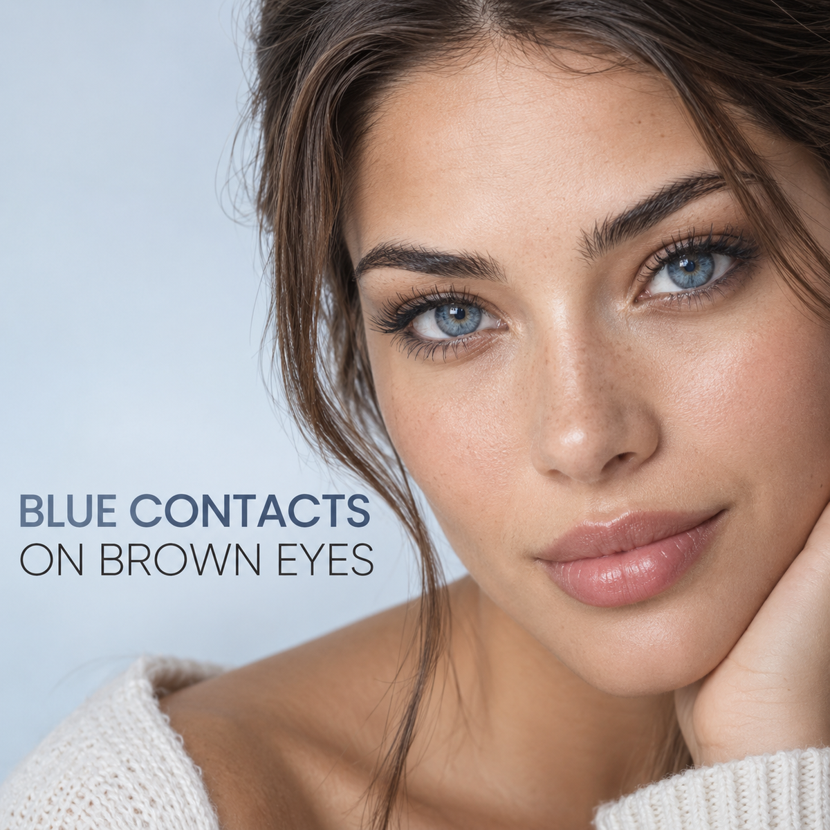 Woman wearing blue contact lenses on brown eyes | Savvenart